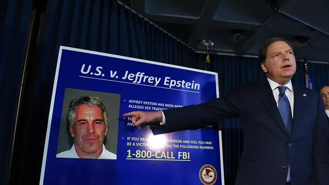 美公布萝莉岛爱泼斯坦案最终结果！FBI改口“客户名单”不存在，网友：侮辱智商（组图） - 4