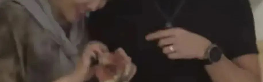 沙溢和闫妮亲密挽手被拍！网友炸锅：这关系越界了（组图） - 2