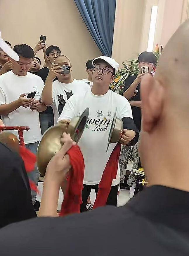 杨少华送路仪式!杨威被人搀扶,杨议打鼓送别父亲(组图) - 6