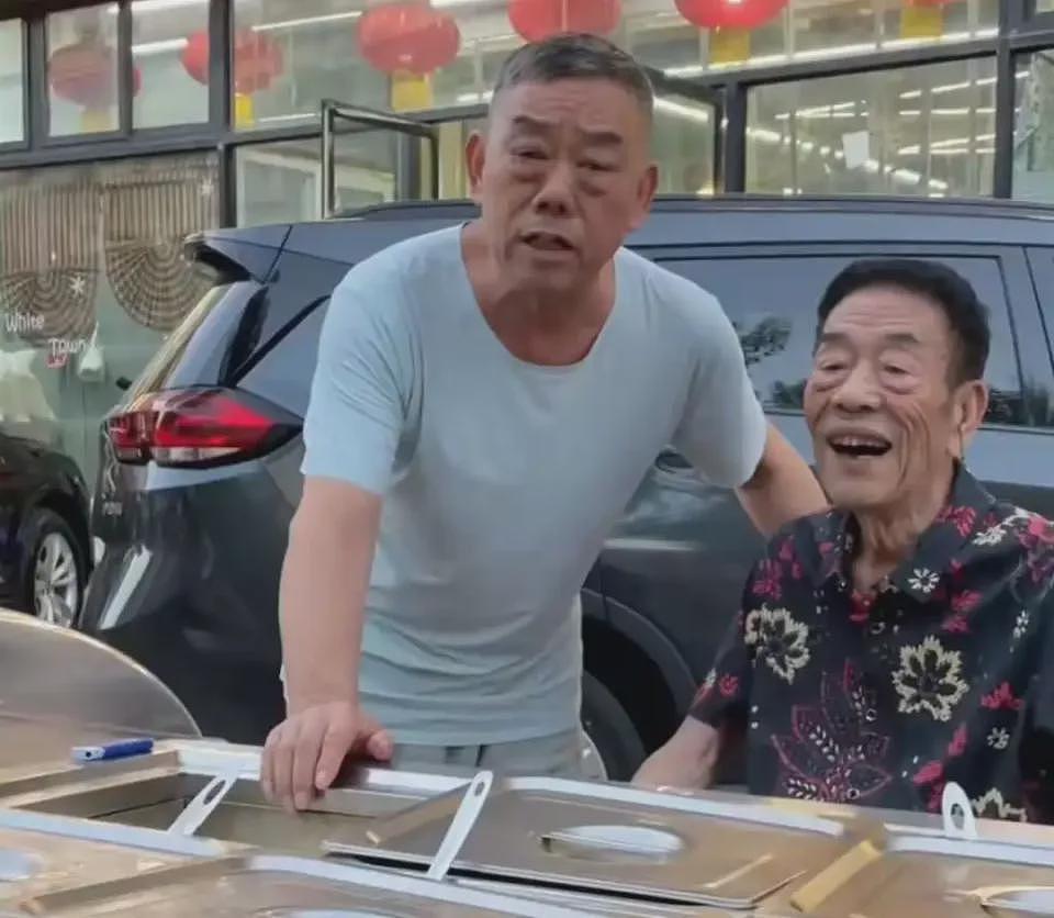没遗言,去世当天还在带货!他真被儿子过度消费(组图) - 7