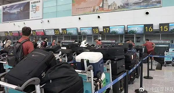 中国国足51人比赛带140件行李！网友狂吐槽：带海参啤酒去韩国玩？（组图） - 1