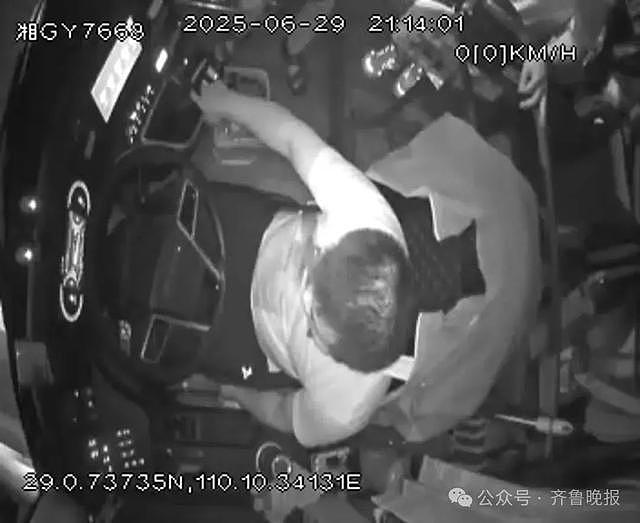 张家界司机突发疾病去世，晕倒前救下整车11名韩国游客（组图） - 2