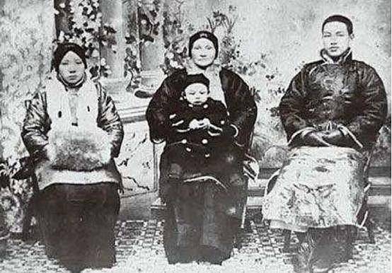 蒋介石去世当晚,宋美龄让医官给蒋经国打镇静剂,但没人敢动手(组图) - 7