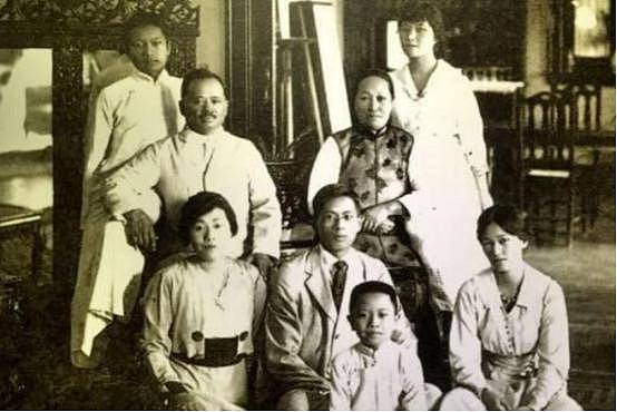 蒋介石去世当晚,宋美龄让医官给蒋经国打镇静剂,但没人敢动手(组图) - 1