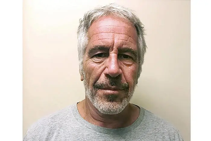 美公布萝莉岛爱泼斯坦案最终结果！FBI改口“客户名单”不存在，网友：侮辱智商（组图） - 3