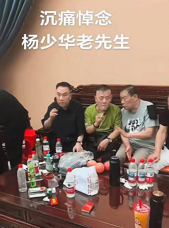 杨少华送路仪式!杨威被人搀扶,杨议打鼓送别父亲(组图) - 11