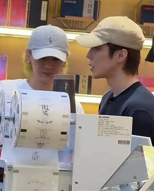 解封账号后，鹿晗低调逛街颜值回春，关晓彤一个举动暴露感情现状（组图） - 17