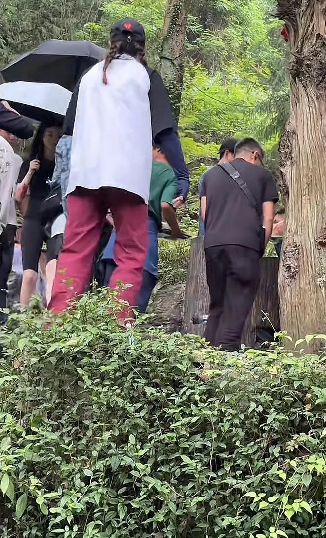 景甜拍戏出意外！工作人员滚下山崖，她第一时间冲去救人（组图） - 5
