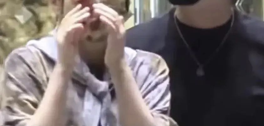沙溢和闫妮亲密挽手被拍！网友炸锅：这关系越界了（组图） - 5