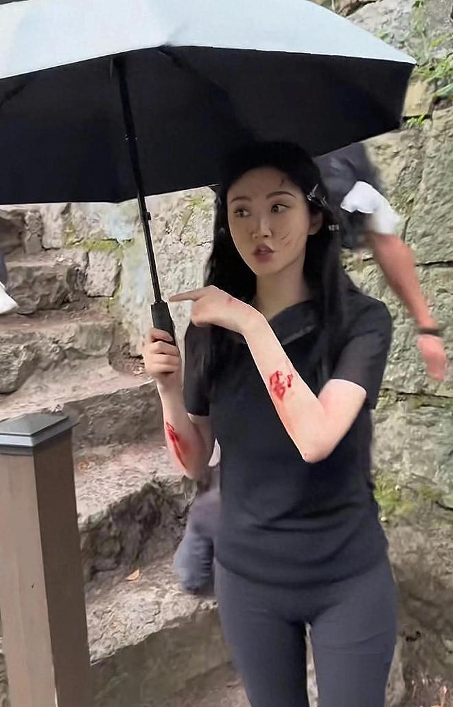 景甜拍戏出意外！工作人员滚下山崖，她第一时间冲去救人（组图） - 1