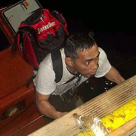 可怕！两艘万吨巨轮遭轮番攻击，发生巨大爆炸，瞬间沉入海底，多人死伤失踪（视频/组图） - 17