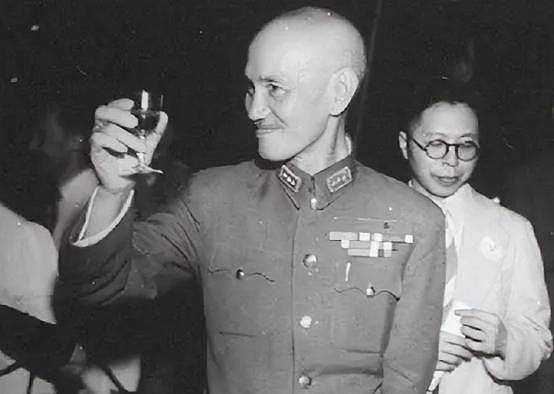 蒋介石去世当晚,宋美龄让医官给蒋经国打镇静剂,但没人敢动手(组图) - 2