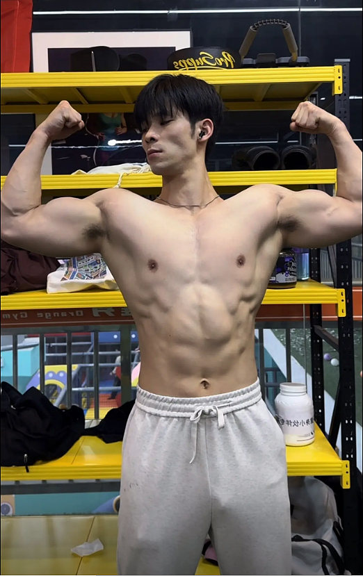 【帅哥】黑龙江游泳教练,性感太平洋宽肩男友臂,这肱二头肌在泳池边撩动全网心跳(组图) - 13