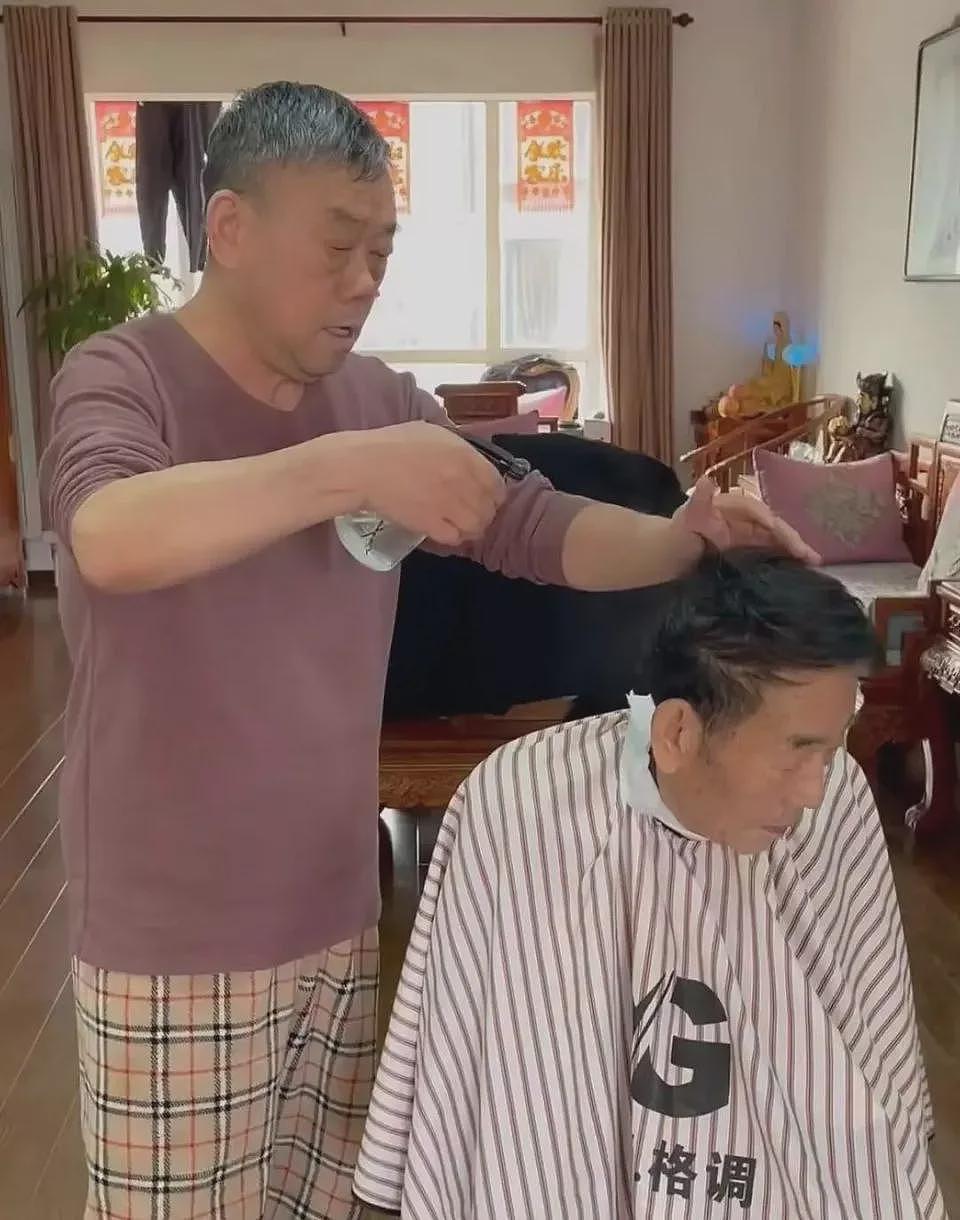 没遗言,去世当天还在带货!他真被儿子过度消费(组图) - 9