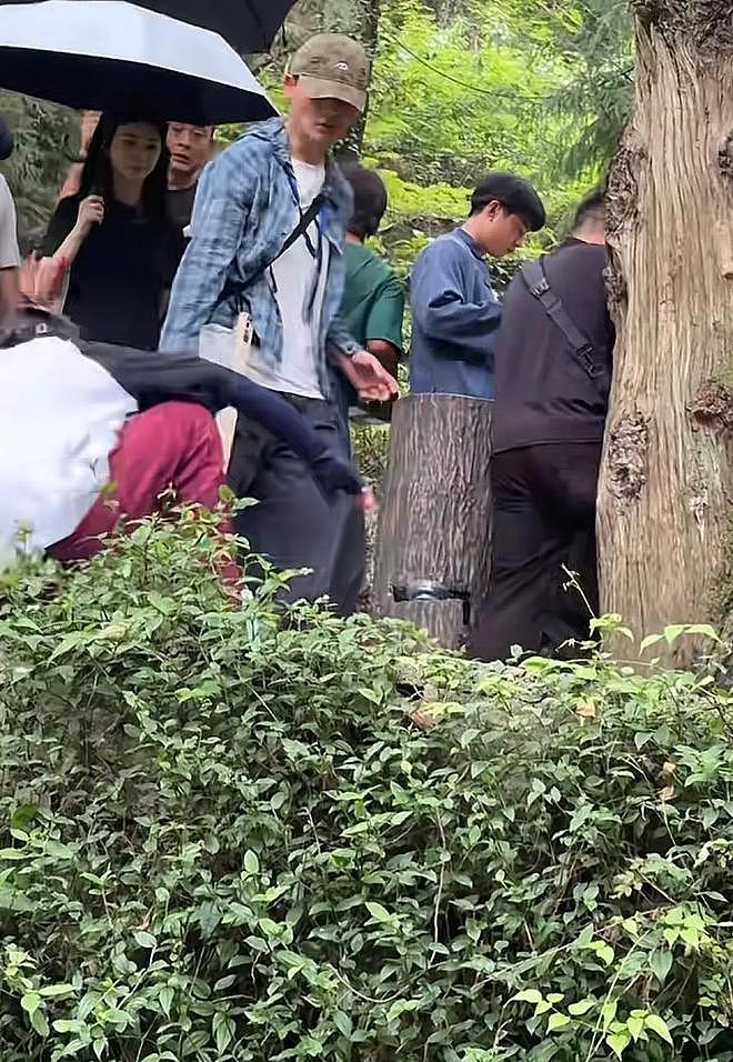 景甜拍戏出意外！工作人员滚下山崖，她第一时间冲去救人（组图） - 4