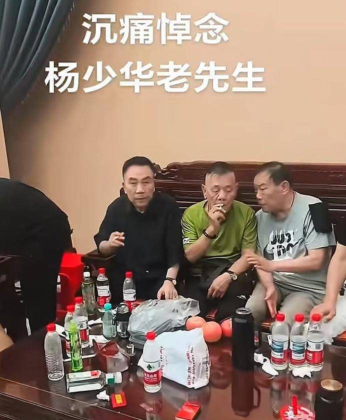 杨少华送路仪式!杨威被人搀扶,杨议打鼓送别父亲(组图) - 10