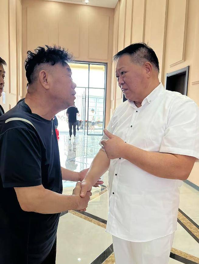 杨少华吊唁现场！长子悲伤欲绝，眼睛哭肿睁不开，杨议微笑合影（组图） - 6