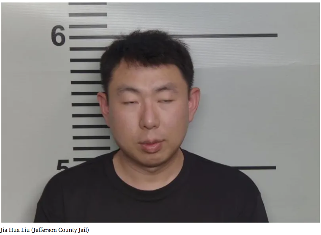 加拿大华人男子诈骗老人$40万,登机逃跑时被抓!搜出巨额现金,铺满桌面(组图) - 1
