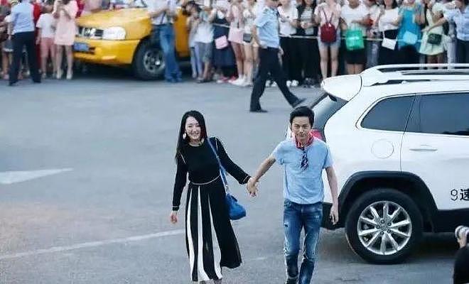 何炅与杨钰莹牵手现身街头，他们真的太不容易了！（组图） - 2