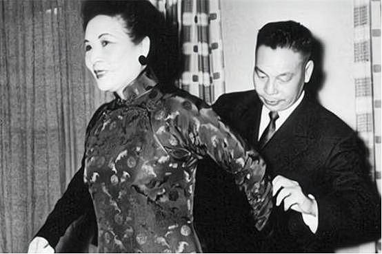 蒋介石去世当晚,宋美龄让医官给蒋经国打镇静剂,但没人敢动手(组图) - 6