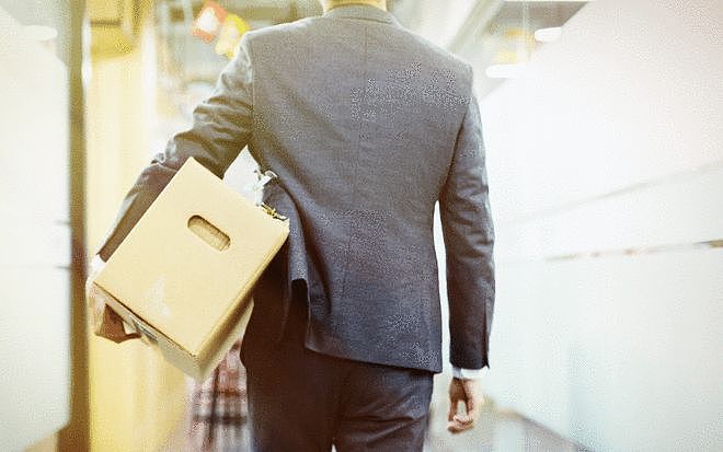 男子连续工作超过8小时，仅闭眼休息3分钟就遭开除，法院：公司违法赔偿（组图） - 1