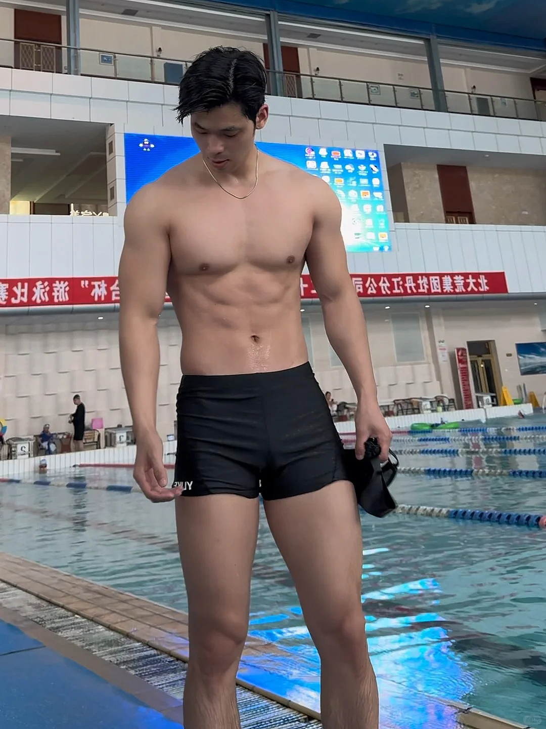 【帅哥】黑龙江游泳教练,性感太平洋宽肩男友臂,这肱二头肌在泳池边撩动全网心跳(组图) - 1