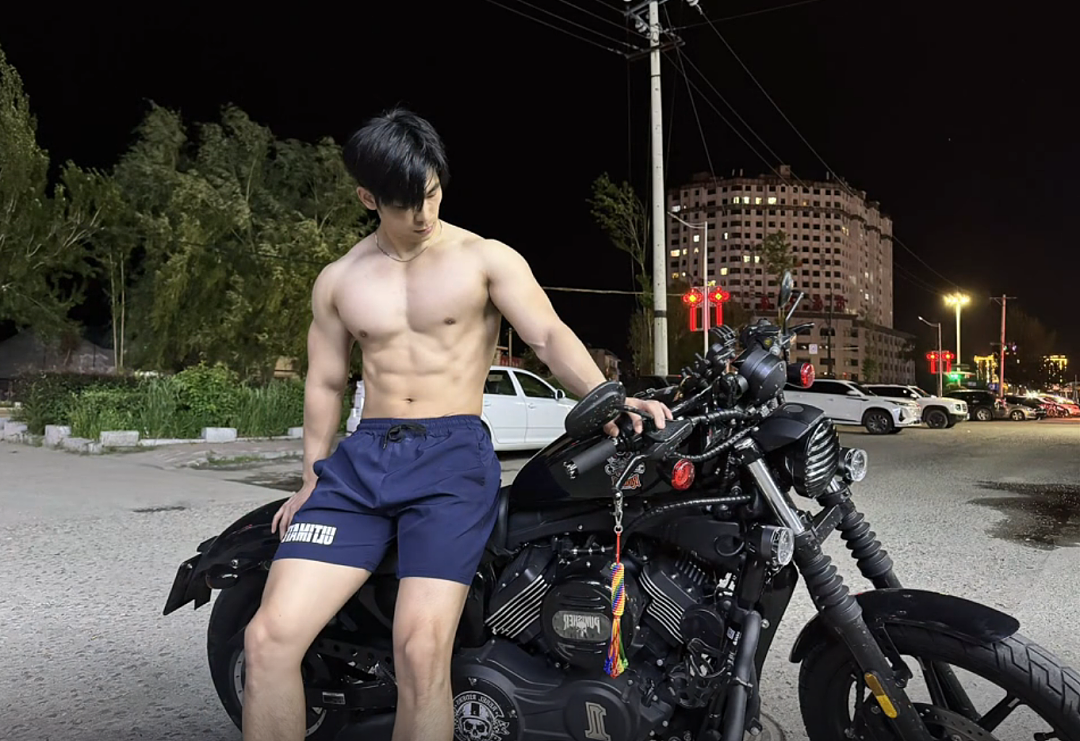 【帅哥】黑龙江游泳教练,性感太平洋宽肩男友臂,这肱二头肌在泳池边撩动全网心跳(组图) - 14