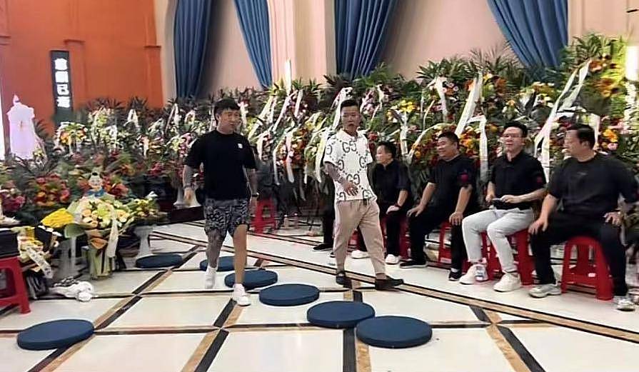 杨少华送路仪式!杨威被人搀扶,杨议打鼓送别父亲(组图) - 7