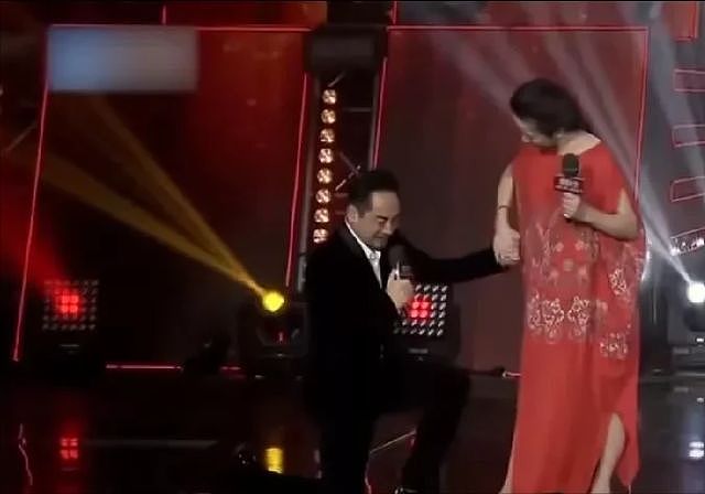 知名戏骨为弥补妻子,现场求婚,妻子感动落泪:这一路太不容易了(组图) - 4