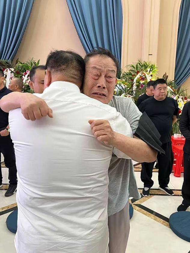 杨少华吊唁现场！长子悲伤欲绝，眼睛哭肿睁不开，杨议微笑合影（组图） - 4
