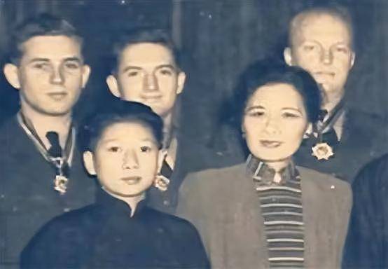 蒋介石去世当晚,宋美龄让医官给蒋经国打镇静剂,但没人敢动手(组图) - 8