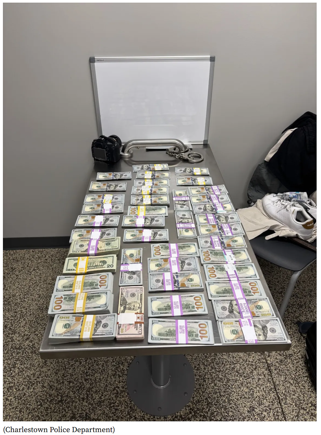 加拿大华人男子诈骗老人$40万,登机逃跑时被抓!搜出巨额现金,铺满桌面(组图) - 2