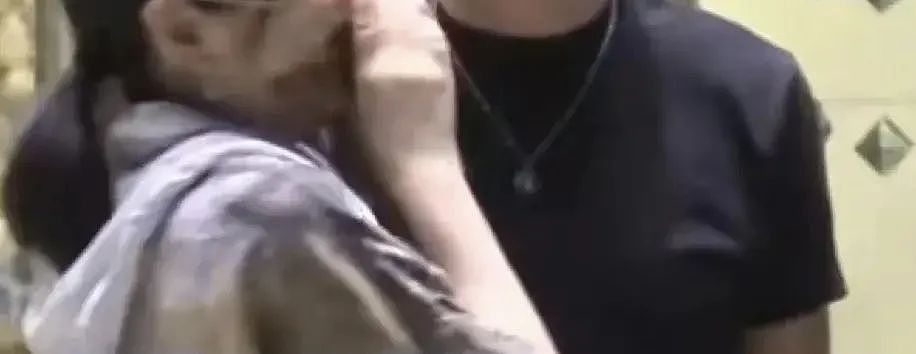 沙溢和闫妮亲密挽手被拍！网友炸锅：这关系越界了（组图） - 4