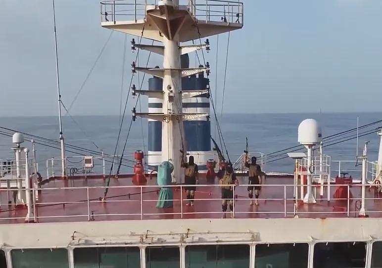 可怕！两艘万吨巨轮遭轮番攻击，发生巨大爆炸，瞬间沉入海底，多人死伤失踪（视频/组图） - 4