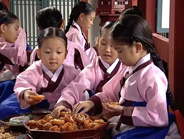 韩国民女神万亿豪门丈夫疑欠巨债？她积极复出带龙凤胎露脸拍VLOG大秀“美满家庭”（组图） - 13
