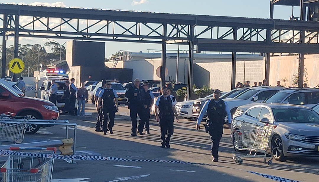 突发！西悉尼商场惊现持刀男袭警，被当场击毙！顾客尖叫逃命（组图） - 2