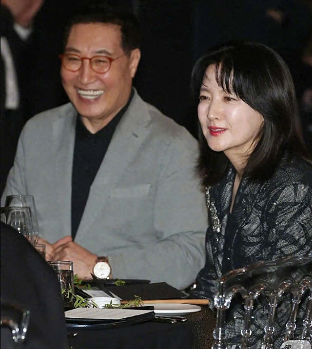 韩国民女神万亿豪门丈夫疑欠巨债？她积极复出带龙凤胎露脸拍VLOG大秀“美满家庭”（组图） - 29