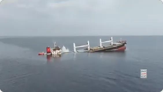 可怕！两艘万吨巨轮遭轮番攻击，发生巨大爆炸，瞬间沉入海底，多人死伤失踪（视频/组图） - 13