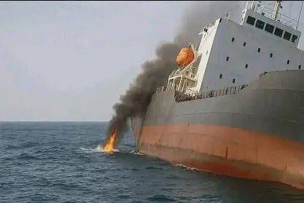 可怕！两艘万吨巨轮遭轮番攻击，发生巨大爆炸，瞬间沉入海底，多人死伤失踪（视频/组图） - 2