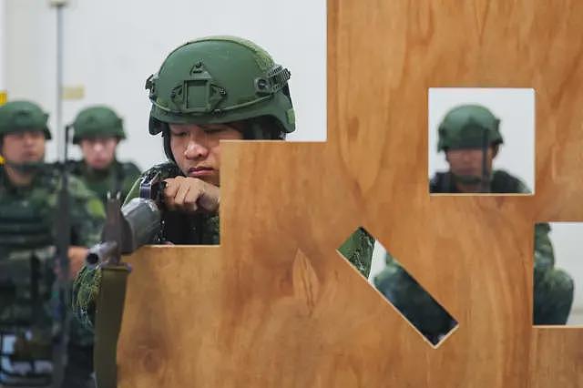台湾提升军人待遇：加薪、搭机优惠为何引发争议？（组图） - 1