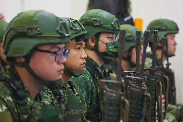 台湾提升军人待遇：加薪、搭机优惠为何引发争议？（组图） - 6