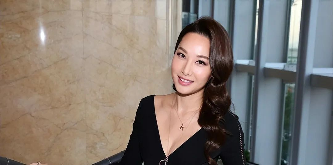 TVB知名主持炮轰三大港姐,暗指几位应被除名,徐子珊也被牵连(组图) - 2