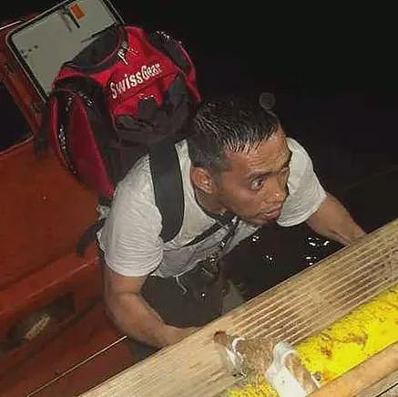 可怕！两艘万吨巨轮遭轮番攻击，发生巨大爆炸，瞬间沉入海底，多人死伤失踪（视频/组图） - 17
