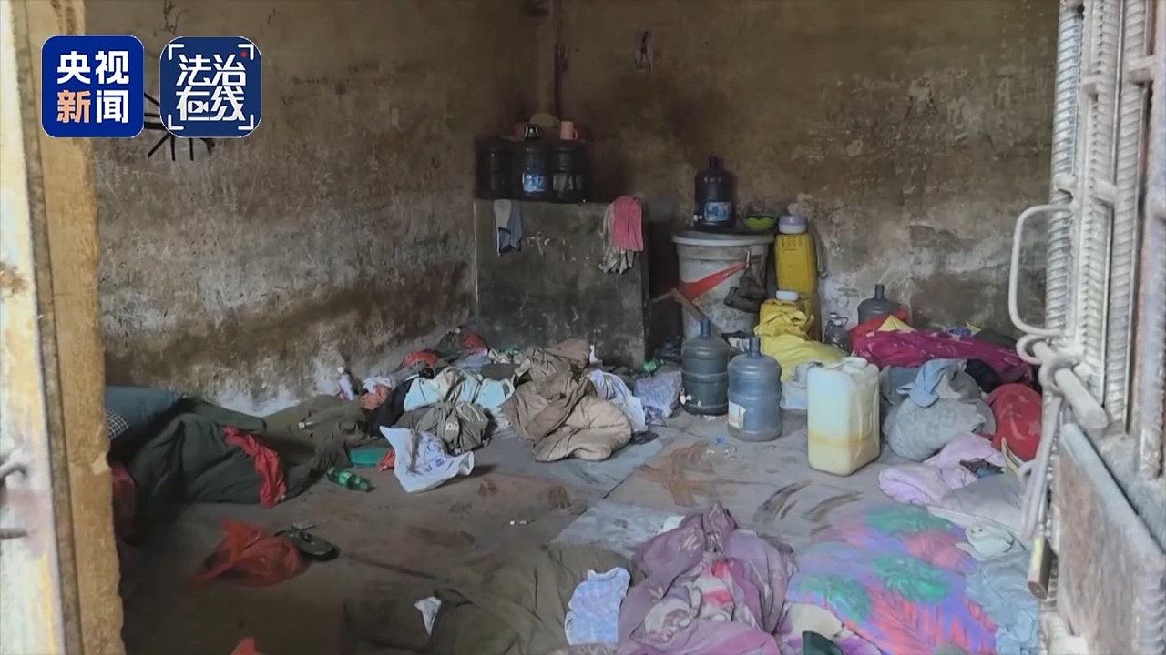 关铁笼、剁手指、强迫卖淫…央视揭缅北白家残忍虐待手段,有一套完整惩戒体系(组图) - 1