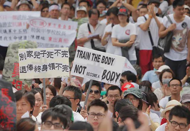 台湾提升军人待遇：加薪、搭机优惠为何引发争议？（组图） - 5