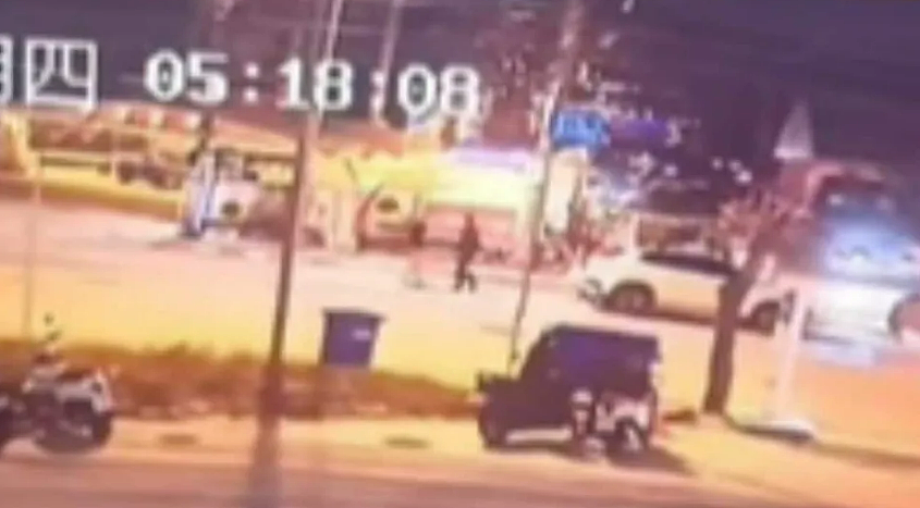 中国游客在泰国被当街掳走 监控曝光:4名壮汉假扮警察,2人持枪将其拖上车(组图) - 1