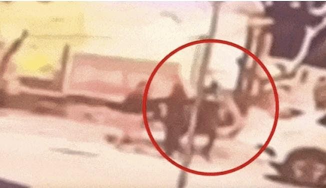 中国游客泰国当街遭4假警察持枪打劫,事后丢弃铁轨上,2同胞被捕(组图) - 2