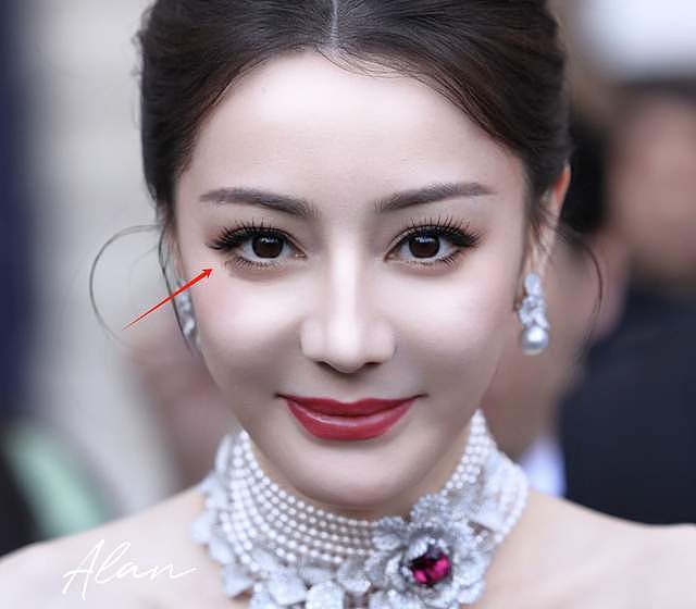 巴黎秀场两大神颜女星怼脸拍！热巴睫毛飞了，baby鼻梁位置好奇怪（组图） - 16