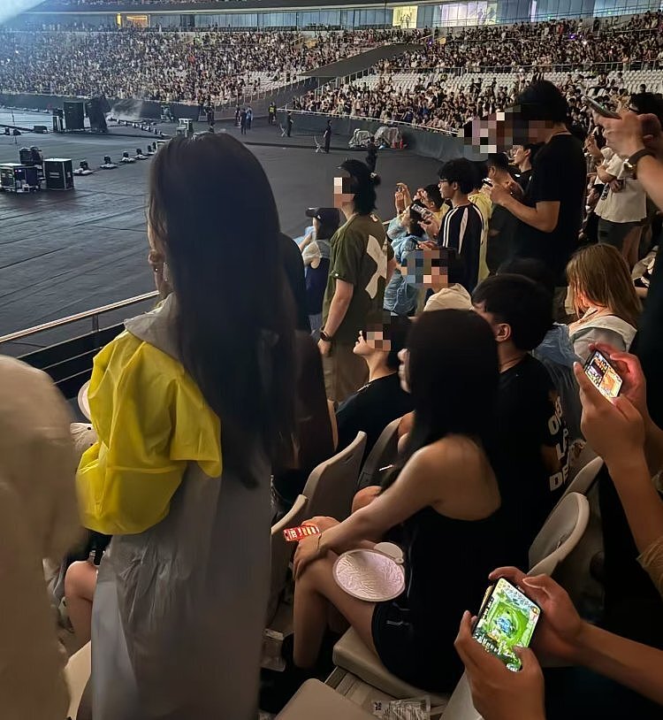 女子吐槽花2680元看“侃爷”演唱会：像去米其林吃白粥，观众无聊到玩游戏（组图） - 3