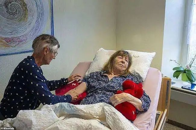 玩命了！澳洲人造了口“自杀棺材”，躺进去就能让你一键去世，一次只需7000块…（组图） - 10